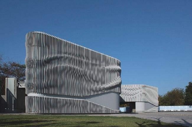 兰州浅谈现代建筑采用网架结构安装的主要优势和应用